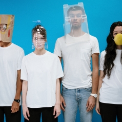 Un grup de joves amb elements que els tapen el rostre per il·lustrar l'aïllament social.