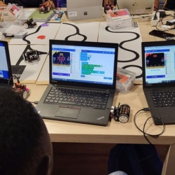 Els joves de 'Construeix-te', un dels programes de la Fundació Comtal, han creat un joc educatiu a través de la programació basada en la robòtica que permet treballar l'educació emocional.
