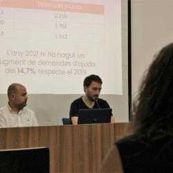 El director de l’Àrea de Gestió i Comunicació, Jordi Feu, i el psicòleg i terapeuta de l’entitat, Joan Mercader, en la presentacíó del balanç del 2021 de Projecte Home.