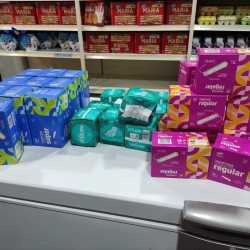 Alguns dels productes recollits pel Rebost Solidari de Gràcia en la campanya contra la pobresa menstrual de l'any passat.