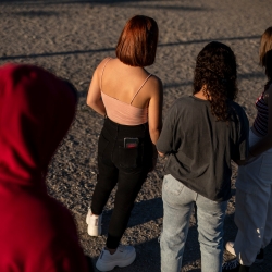 Escena representada de tres noies amenaçades per un noi