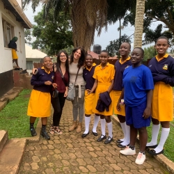 'We Love Uganda' s'enfoca a millorar l'educació de la infància d'Entebbe, a Uganda.