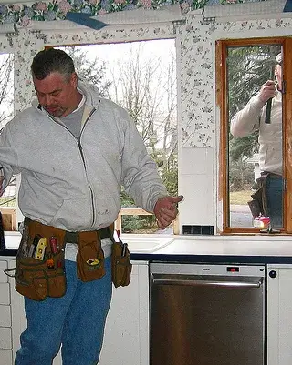 Arreglant una casa. Font: skeggy (Flickr)