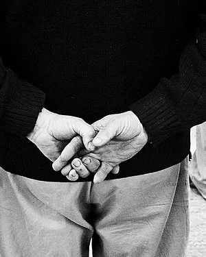 Home amb les mans a l'esquena_SiD_Flickr