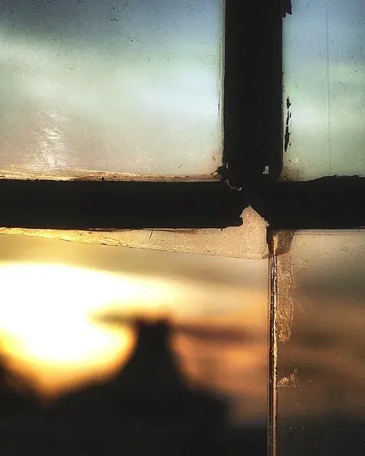 Finestra amb fons borrós. Salut mental_Jordi@photos_Flickr