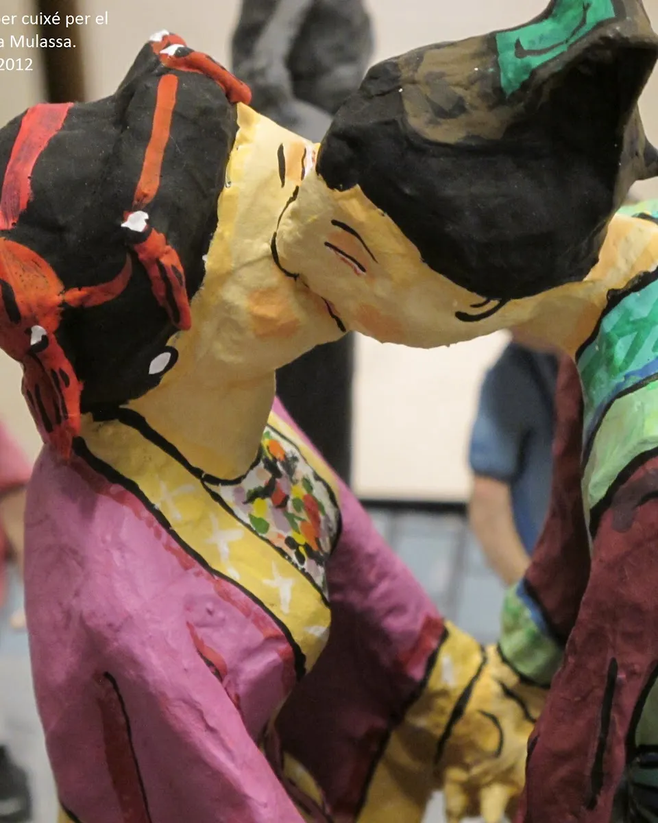 Dos gegants fent-se un petó a l'exposició ‘Gegants, humor, fantasia i realitat'