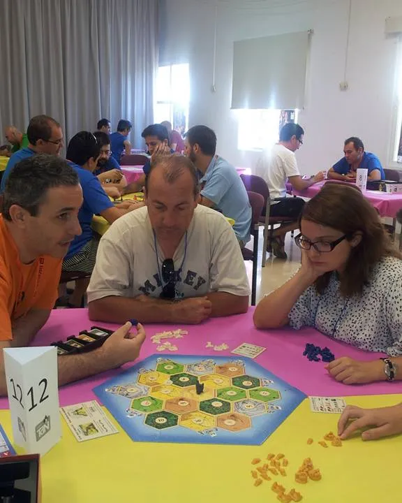 Voluntari d'Ayudar Jugando explicant un joc de taula