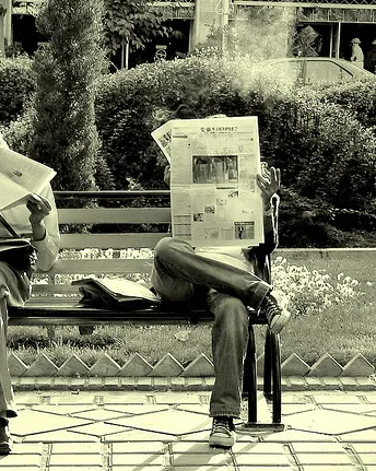 Dues persones llegint revistes_Hamed Saber_Flickr Dues persones llegint revistes_Hamed Saber_Flickr