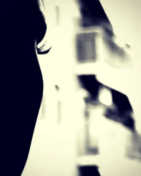 Maniquí mirant per la finestra_laveudenanuk_Instagram