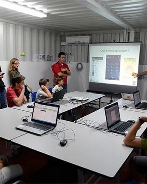 Introducció al món de la fabricació digital per a professionals de l'educació