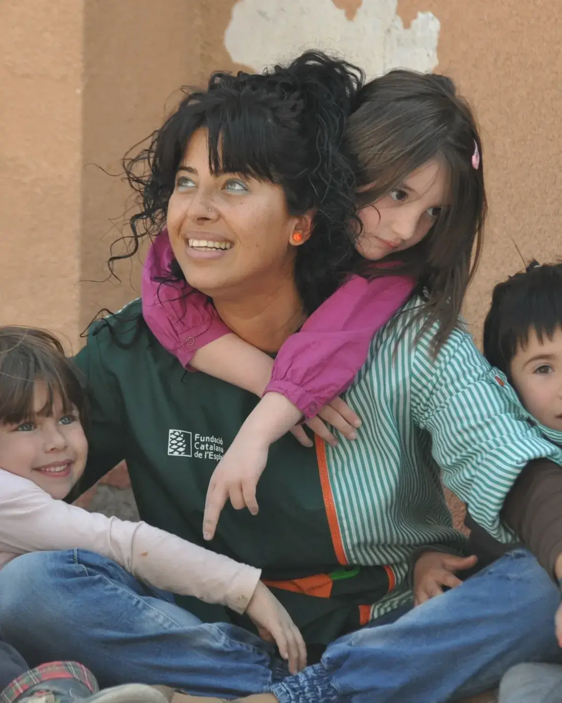 Monitora amb infants. Font: Fundesplai