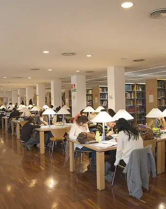 Biblioteca de la Facultat de Ciències de la Salut de la Universitat de Lleida. Font: Flickr. Autor: Servei de Biblioteca i Documentació