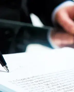 Imatge d'una persona escrivint un document. Font: web trabajados.com