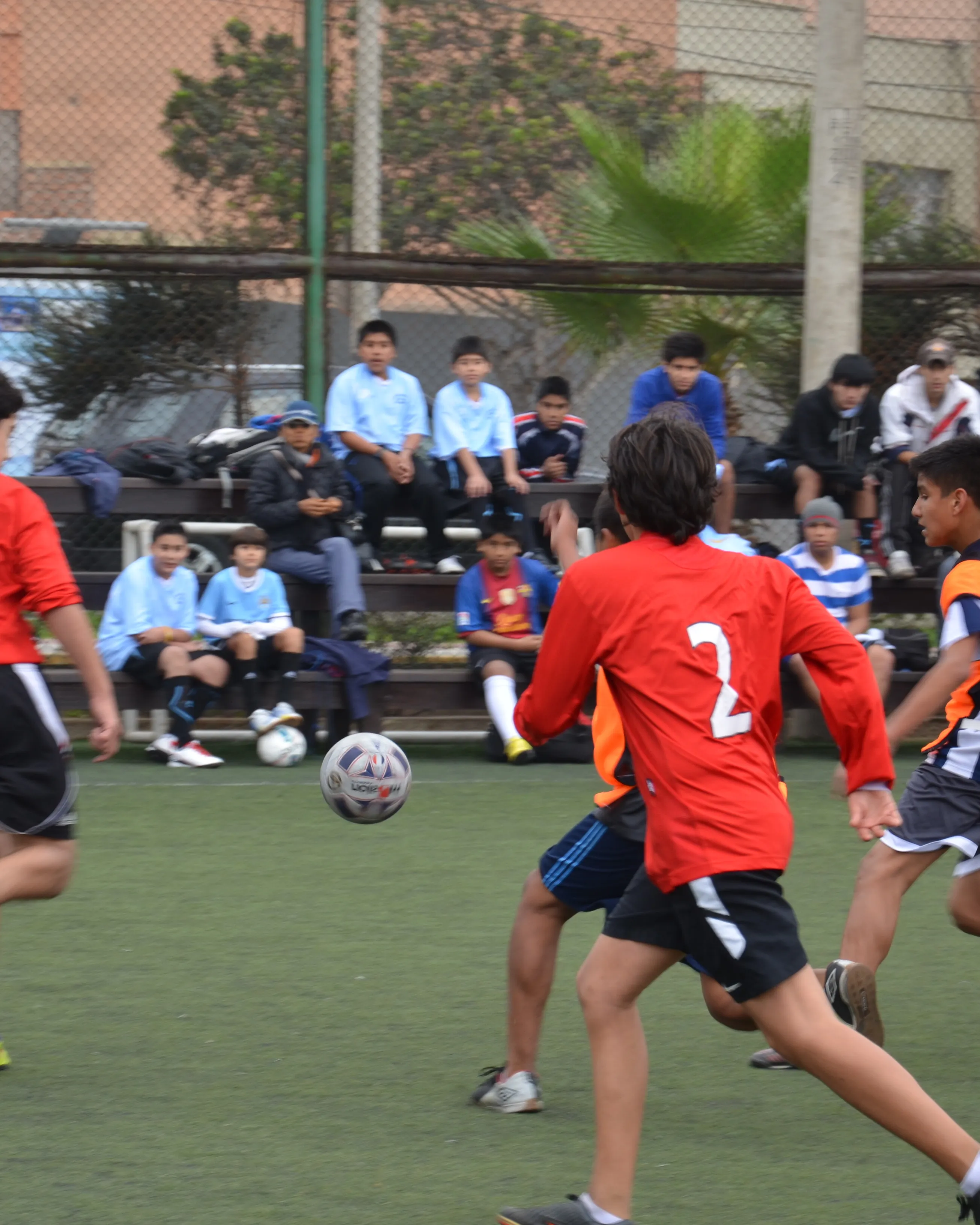 Joves jugant a futbol_Municipalidad de Miraflores_Flickr