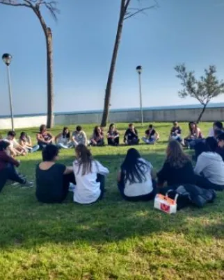 Voluntaris i voluntàries fent rotllana