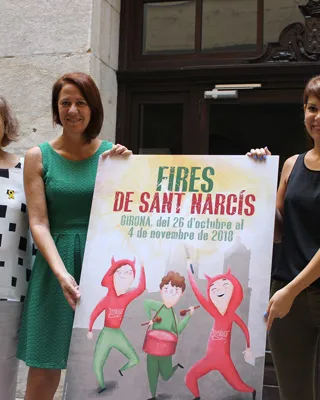 Cristina Culubret, la dissenyadora gironina guanyadora del concurs de cartells, presenta el cartell oficial de les Fires de Sant Narcís amb l'alcaldessa Marta Madrenas