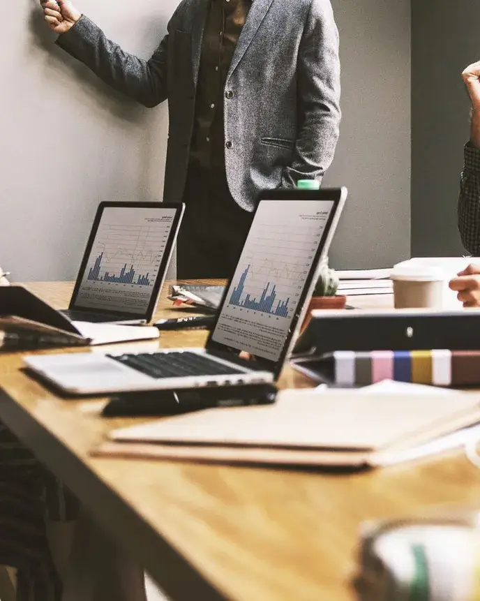 El taller dóna eines per afrontar el tancament de l'exercici comptable amb transparència i de manera eficient. Font: Unsplash