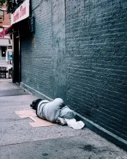 L'informe pretén aprofundir en la salut de les persones afectades per problemes relacionats amb l'accés econòmic a un habitatge. Font: Unsplash.