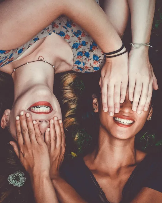 El taller facilitarà un espai de reflexió i debat envers la visibilització de les violències que les dones poden patir dins les seves relacions de parella. Font: Unsplash