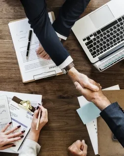 La selecció, el suport, l’avaluació i el pla de successió del director són bàsics per assegurar una bona relació entre el patronat i la direcció executiva. Font: Unsplash