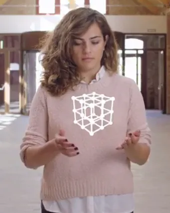 Una dona amb un cub virtual