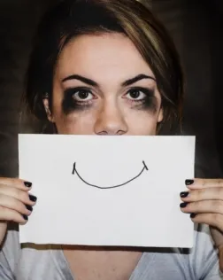 L’objectiu és analitzar com i per què els periodistes quan parlen sobre salut mental fomenten l’estigma i els prejudicis de les persones que ho pateixen. Font: Unsplash.