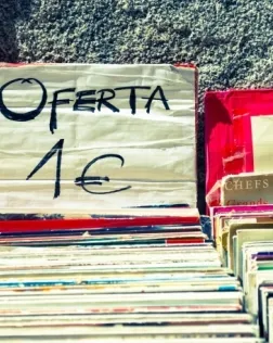 Temyque posarà a la venda tot tipus de regals, des de coses del Nadal, fins a llibres i CD’s. Font: Unsplash.