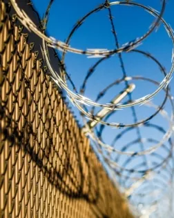 L’objectiu de la taula és presentar els resultats de la sessió del tribunal permanent dels pobles sobre la violació amb impunitat del drets dels pobles migrants. Font: Unsplash.