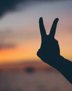 Aquesta vuitena edició està dedicada al debat sobre el ressorgiment d’amenaces vers els sistemes democràtics vigents. Font: Unsplash.