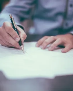El programa abordarà temes com el règim jurídic, el règim d’adscripció i el control econòmic financer. Font: Unsplash.