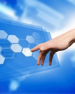 Una mà tocant una pantalla virtual