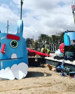 Muntatge del Dimoni d'enguany a la platja de Badalona