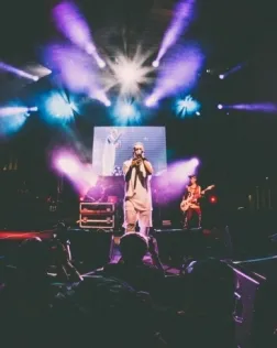 L’objectiu del concert és recaptar fons per la campanya de beques de Fundesplai. Font: Unsplash.