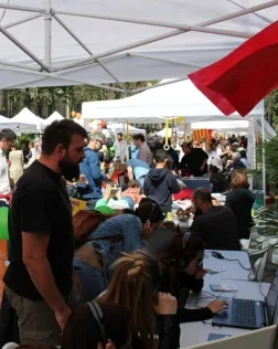 Activitat en una paradeta de Sant Jordi