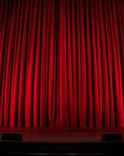 L’objectiu de l’acte és recaptar fons per la campanya de beques de Fundesplai, pels infants en situació de vulnerabilitat. Font: Unsplash.