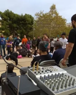 ballant 'breakdance' en rotllana