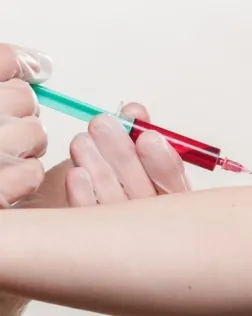 Extracció de sang a una persona donant. Font: Pixabay