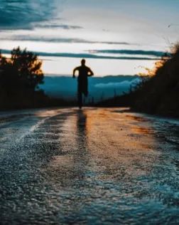 L’objectiu de la caminada és recaptar fons per la Fundació Esclerosi Múltiple (FEM). Font: Unsplash.