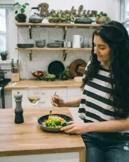 L’objectiu és prevenir i detectar el més aviat possible aquests trastorns des de l’escola i ajudar a les seves famílies a evitar el desenvolupament dels trastorns de conducta alimentària. Font: Unsplash.