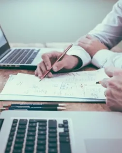 L’objectiu del curs és conèixer les obligacions generals derivades de l’exercici del càrrec de patró d’una fundació. Font: Unsplash.