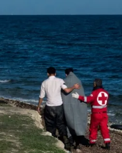 Un refugiat, en el moment del seu rescat a la Mediterrània. Font: Universitat de Barcelona