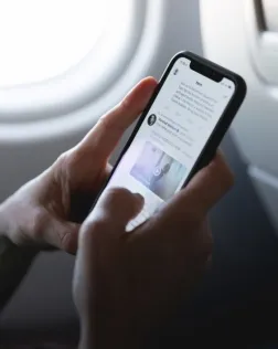 L’objectiu és aclarir les diferents formes de violència contra la infància que existeixen al món virtual i demostrar que les violències online afecten la gran majoria dels infants i adolescents. Font: Unsplash.