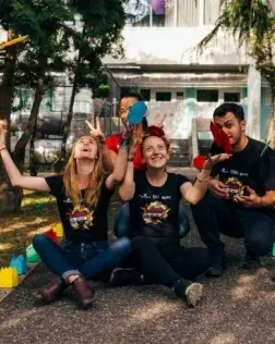 La festa serà un espai de trobada entre persones voluntàries, entitats i ciutadania que combina reflexió, reconeixement i diversió. Font: Unsplash.