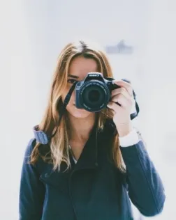 Els dos actes s'emmarquen en el festival de curtmetratges Dona'm Cine. Font: Unsplash.