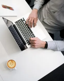 El preu pels col·legiats/des de l’ICAB és de 225€ i pels no col·legiats de 300€. Font: Unsplash.