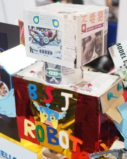 Fotografia d'un robot fet a una Maker Faire. Fotografia de Othree. Llicència d'ús CC BY 2.0