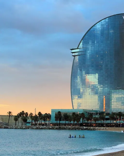 Panoràmica de l'Hotel W de Barcelona i la platja de San Sebastià.