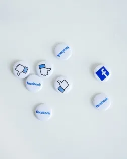 L’objectiu és aprendre pautes per definir l’estratègia comunicativa de les fundacions i eines per optimitzar l’ús de les plataformes digitals i les xarxes socials. Font: Unsplash.
