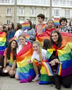 Adolescents en una concentració en defensa al col·lectiu LGBTI. Font: Galiza Contrainfo, Flickr