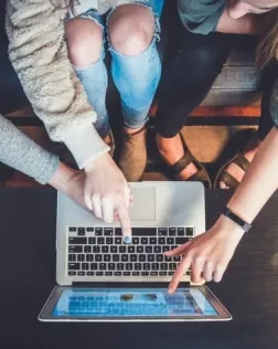 L’objectiu és dotar d’eines a les entitats per preparar una campanya de comunicació en línia de cara a la Mostra d’Entitats. Font: Unsplash.